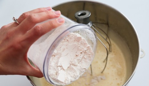 1. Этап. Торт Европейский: К взбитым яйцам добавить муку.