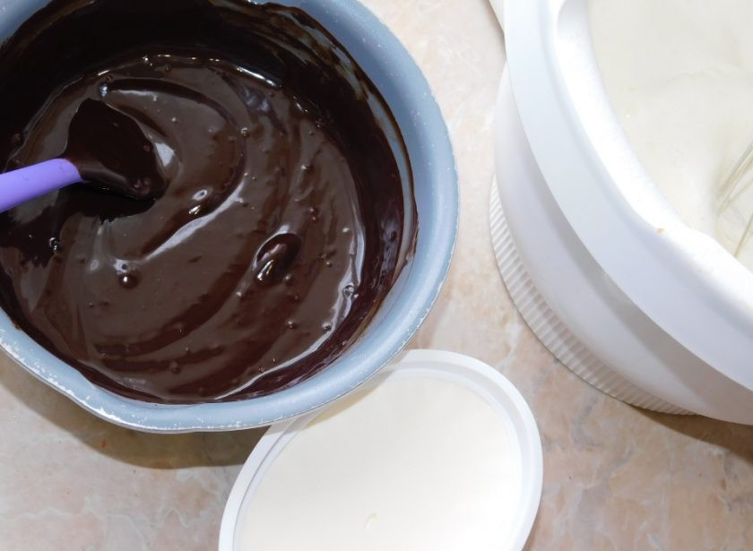 1. Этап. Торт Рандеву: Взбейте до полувзбитого состояния 300 грамм сливок и смешайте их с шоколадной массой и мягким творожным сыром.