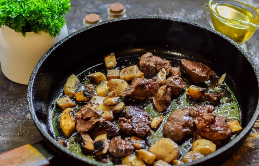 1. Этап. Теплый салат с печенью и омлетом: В сковороде прогрейте масло и жарьте печень с грибами до готовности — 8-10 минут, помешивая. После посолите и приправьте перцем.