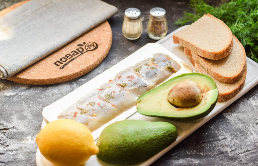 1. Этап. Бутерброды с авокадо и селедкой: Подготовьте ингредиенты.