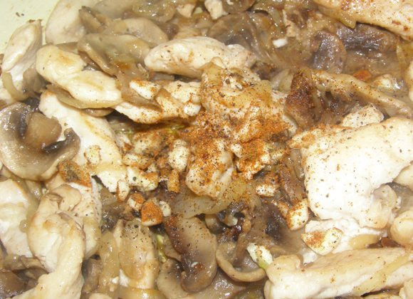 1. Этап. Фрикасе из курицы с шампиньонами: Добавляем специи, соль, перец.