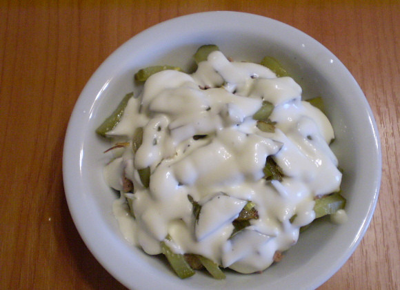 1. Этап. Салат с печенью куриной слоеный: 9. Повторяем снова слои: печень, лук, огурец, майонез.