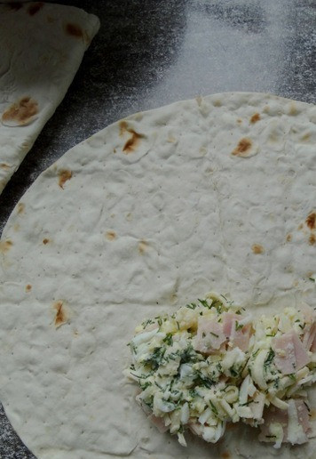 1. Этап. Конвертики из лаваша инди-пикник: Я взяла небольшие круглые лаваши, подойдет и большой лаваш, его надо будет нарезать на квадраты. Выложить на лаваш несколько ложек начинки.