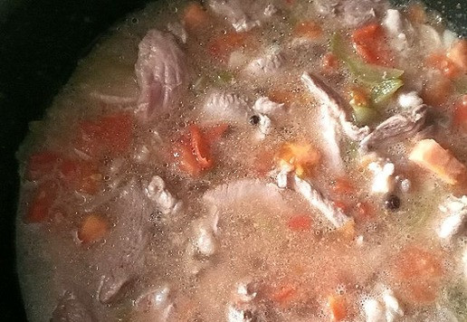 1. Этап. Азу из филе бедра индейки: Картофель убираем со сковороды. Наливаем масло и обжариваем немного кусочки индейки. Добавляем огурец. Продолжаем обжаривать минуты 3-5. Выкладываем чеснок и помидор, перемешиваем. Наливаем воды, доводим до кипения, убавляем огонь. Солим по вкусу, выкладываем перцы. Тушим мясо под крышкой на минимальном огне до готовности. Индейка быстро приготовится.