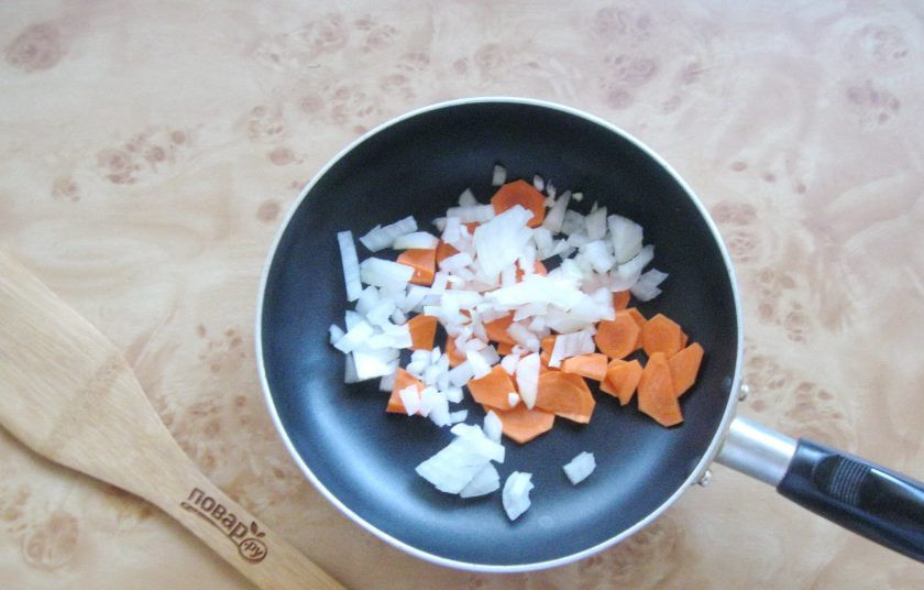 1. Этап. Томатный суп с треской: Морковь и лук мелко нарежьте и выложите в сковороду с подсолнечным маслом.