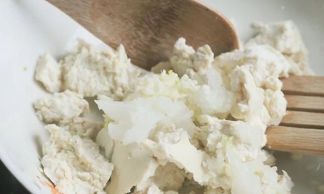 1. Этап. Салат с растительным маслом: Фету покрошите и смешайте и соедините с измельченным чесноком, луком и зеленью.