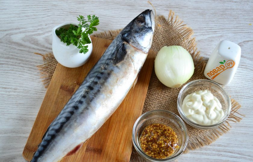 1. Этап. Скумбрия в сметане в духовке: Подготовьте все необходимые ингредиенты. Скумбрию предварительно разморозьте. Отрежьте голову, разрежьте по хребту и разверните, как книжку, удалите внутренности. Хорошо промойте.