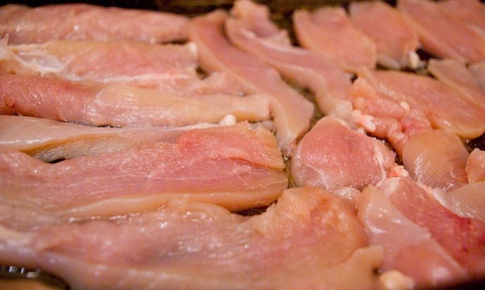 1. Этап. Мясо по-французски из филе курицы: 1. Куриное филе моем, обсушиваем, натираем специями и немного отбиваем. Выкладываем на дно формы для запекания или прямо на противень, смазанный маслом.