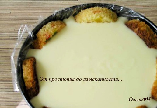 1. Этап. Торт Пасхальный из кексов или куличей: Когда застынет первый слой, залейте второй крем-мусс в форму. Уберите в холодильник до застывания.