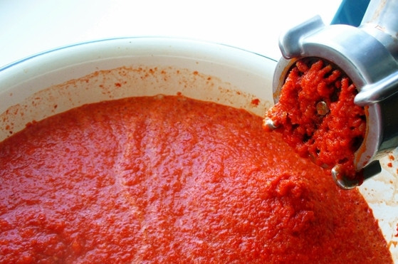 1. Этап. Аджика домашняя: Теперь ровно три раза перекручиваем перец и чеснок через мясорубку (устанавливаем самую мелкую решетку).