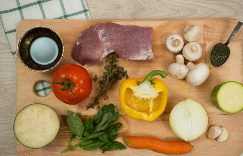 1. Этап. Овощное рагу со свининой: Подготовьте все необходимые ингредиенты.