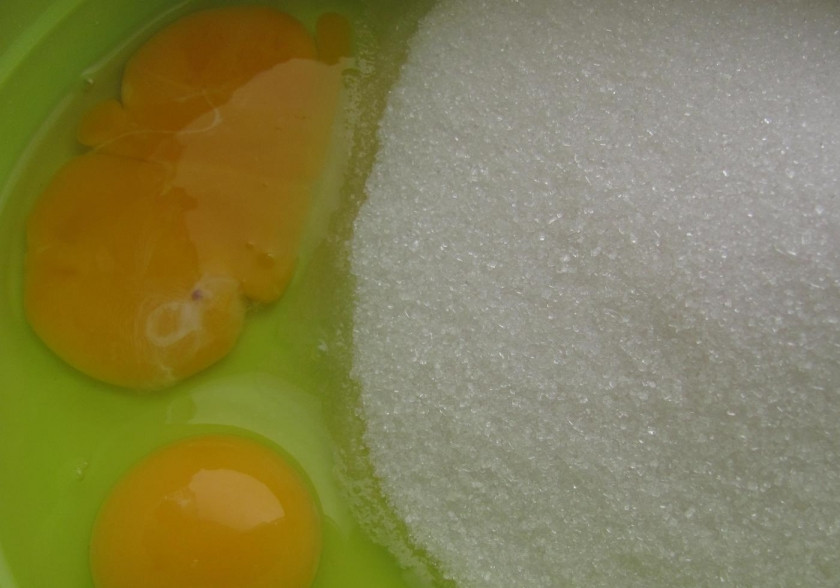 1. Этап. Булочки на кефире без дрожжей: 1. Яйца вбиваю в миску, добавляю к ним сахарный песок, миксером взбиваю до образования белой пены.