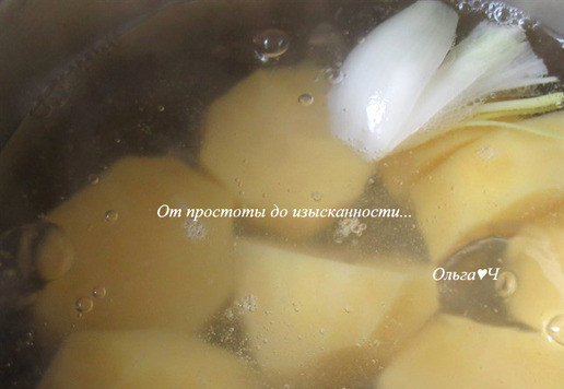 1. Этап. Картофель в томатно-соевом соусе: А пока очистите картофель, крупно нарежьте, отварите до полуготовности с добавлением кусочка лука, лаврового листа и соли.