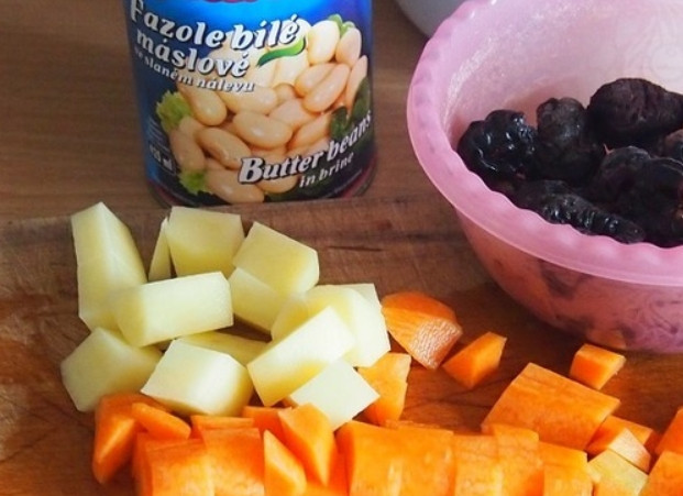 1. Этап. Фасолевый суп с черносливом: Очищаем морковь и картофель. Нарезаем овощи кубиками.