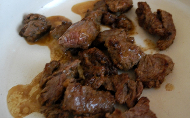 1. Этап. Тушеная телятина с грибами: В сотейнике растапливаем кусочек сливочного масла и обжариваем на нем телятину до румяной корочки, после этого мясо перекладываем в тарелку, а сотейник промываем.