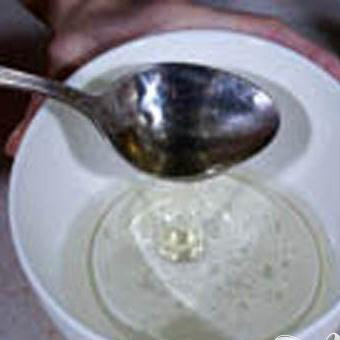 1. Этап. Кундюмы с грибами: 1. Приготовим тесто. Растительное масло смешиваем с кипятком. Муку просеиваем, добавляем соль, вливаем смесь растительного масла с кипятком, и в комбайне все быстро смешиваем.