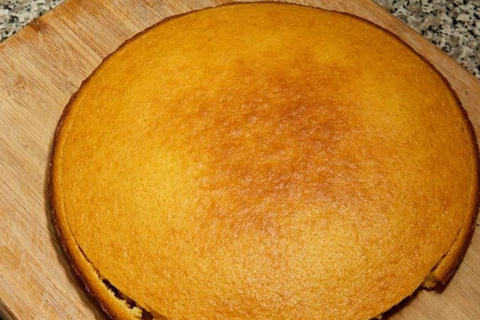 1. Этап. Простой Сметанник: Обрежьте коржи по кругу, чтобы получились красивые кружки. Остатки не выбрасывайте, они понадобятся для украшения.