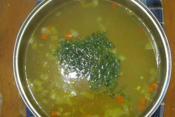 1. Этап. Суп на воде: Добавьте в суп измельченный укроп, доведите до кипения. Выключите огонь и настаивайте под крышкой 15 минут. Приятного аппетита!