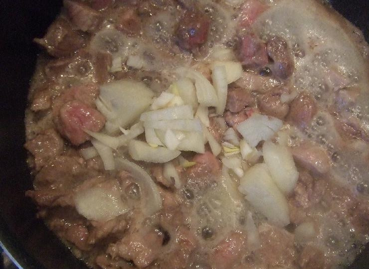 1. Этап. Паста из свинины со сметаной: Пока варятся макароны, приготовьте мясо. Свинину нарежьте некрупными кусочками и начните обжаривать на растительном масле. Лук нарежьте полукольцами и отправьте к свинине, обжарьте до золотистого цвета.