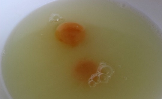 1. Этап. Блины на молочной сыворотке: 1. Для начала налейте сыворотку в глубокую мисочку и слегка прогрейте в микроволновой печи. Добавьте щепотку соли, немного сахара (даже если вы хотите использовать сладкую начинку, не рекомендую добавлять в рецепт приготовления блинов на молочной сыворотке много сахара, иначе они будут плохо сниматься со сковороды). Вбейте яйца.