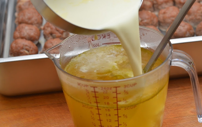 1. Этап. Сметанный соус для котлет: 2. Бульон можно использовать как мясной, так и овощной. Если нет ни того, ни другого подойдет обычная вода, просто будет не совсем тот вкус. Сливки соединить с бульоном