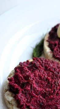 1. Этап. Закуска из свёклы: Закуску намазать на хлеб/хлебцы. Украсить укропом. Подать с зубчиком чеснока.