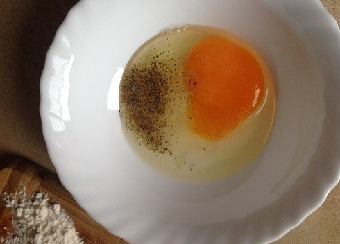 1. Этап. Авокадо во фритюре: В миску вбиваем яйцо, добавим 2 столовые ложки воды или молока, молотый черный перец и щепотку соли. Взбиваем.