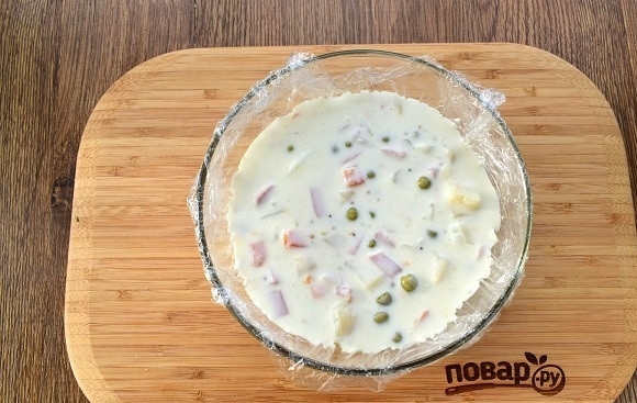 1. Этап. Салат-желе Оливье: Залейте формочки доверху. Поставьте салат-желе в холодильник на 4 часа.