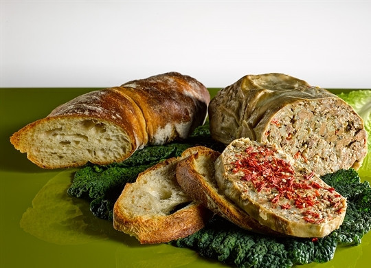 1. Этап. Жау-буйрек: 4. Когда будет вариться желудок, очень важно, чтобы он не пригорел (положите на дно несколько ложек или крышек). Желудок во время варки выделяет много желатина, поэтому существует большая вероятность его пригорания или прилипания. Когда он сварится - дайте ему немного остыть, после чего можно нарезать и подавать к столу.