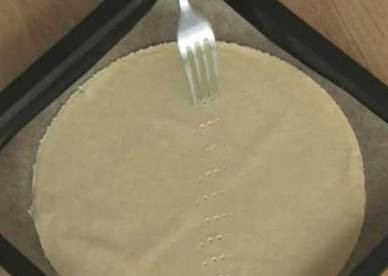 1. Этап. Наполеон со сгущенкой: Вырезаем из теста коржи нужного размера и выкладываем на противень, застеленный бумагой для выпечки. Выкладываем с помощью скалки, иначе тесто растянется и порвется. Густо накалываем тесто вилкой. Обрезки испечем отдельно, они пойдут на крошку для торта.