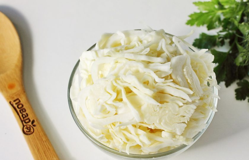 1. Этап. Борщ с горохом: Тем временем нашинкуйте капусту.