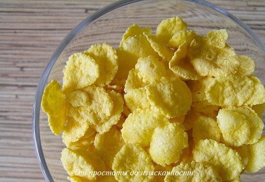 1. Этап. Кукурузные хлопья с орехами: Кукурузные хлопья разложите по чашкам/креманкам.