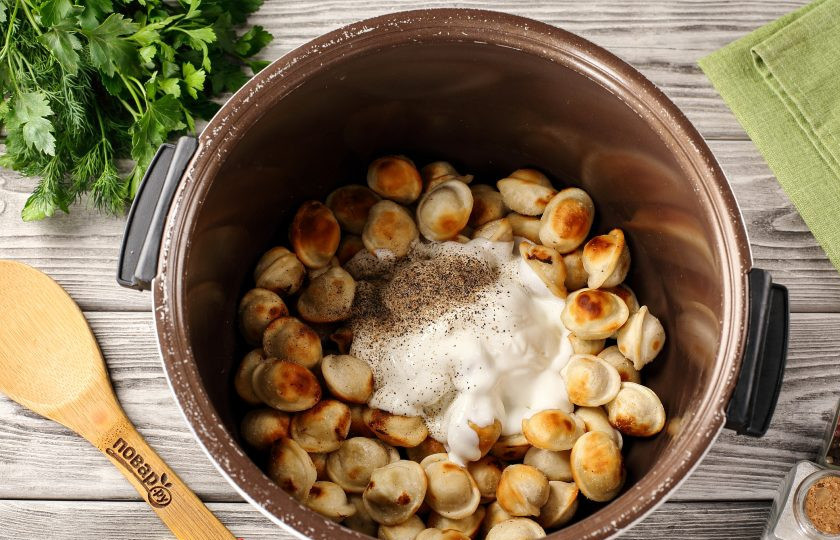 1. Этап. Пельмени в сметане в мультиварке: Затем добавьте соль, сметану и молотый перец. По желанию можете добавить на этом этапе любые любимые специи.