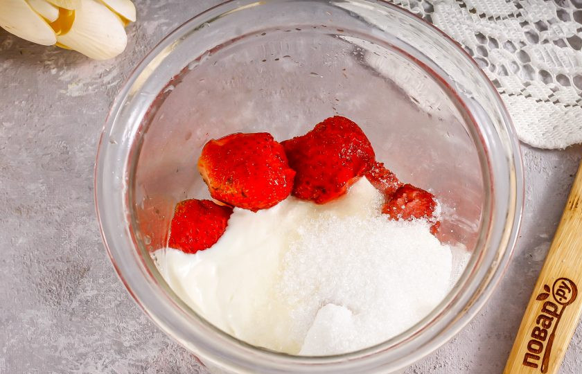 1. Этап. Шоколадный торт с клубничным муссом: Очистите клубнику от хвостиков, промойте в воде и высыпьте в глубокую емкость, добавляя оставшийся сахар.