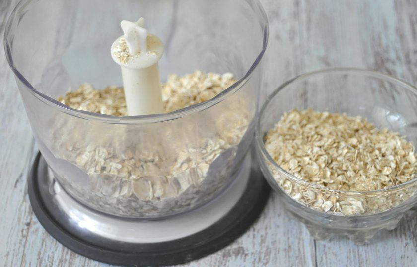 1. Этап. Печенье Анзак: Овсяные хлопья можно добавлять в тесто целиком или пробить в блендере.