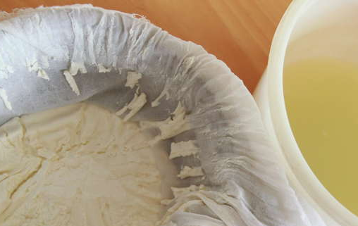 1. Этап. Сыр Президент в домашних условиях: Заверните полученную смесь в марлю и подвесьте над раковиной на 2-3 дня. Таким образом, лишняя жидкость будет постепенно стекать. Через пару дней разворачиваем марлю и проверям результат.