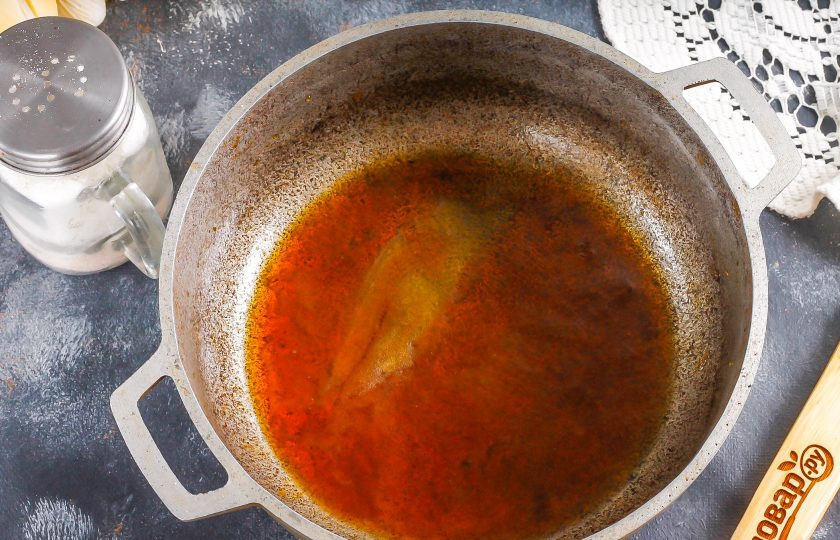 1. Этап. Банановый торт с карамелью: Сварите карамель из сахара, воды и лимонной кислоты примерно за 4-5 минут.