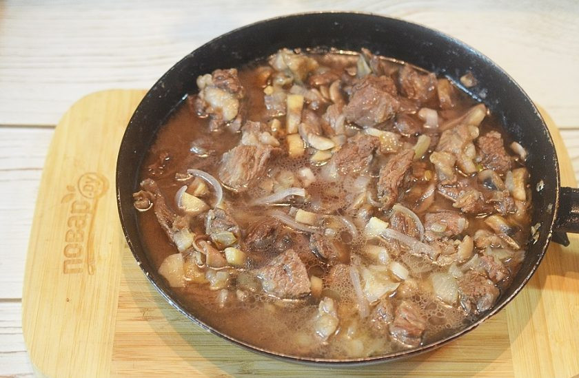 1. Этап. Говядина, тушенная с грибами и бренди-соусом: 7. Добавьте томатный соус, бренди, вино и тушите все на небольшом огне 1,5 часа.