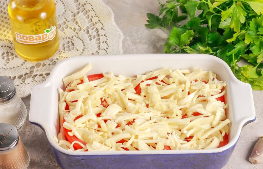1. Этап. Помидоры запечённые с сыром сулугуни и чесноком: Очистите и спрессуйте зубчики чеснока на слой сыра. По желанию можно использовать молотый сушеный чеснок.