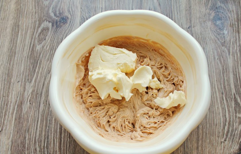 1. Этап. Крем чиз с вареной сгущенкой: Добавьте в крем сливочное масло.