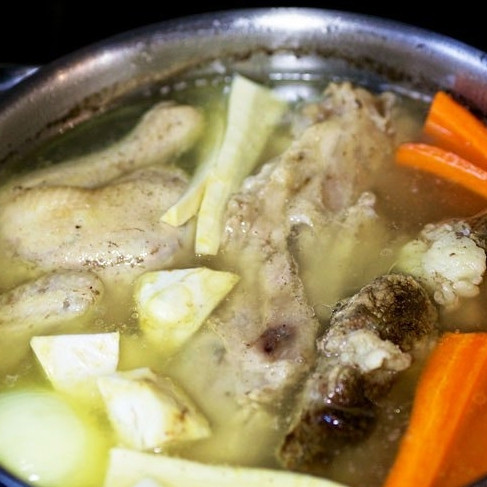 1. Этап. Студень: По истечению оговоренных 3 часов варки мяса, добавляем в кастрюлю овощи.