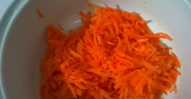 1. Этап. Домашнее лечо: 3. Очистите морковку и натрите ее на крупной терке, очистите лук и измельчите его.