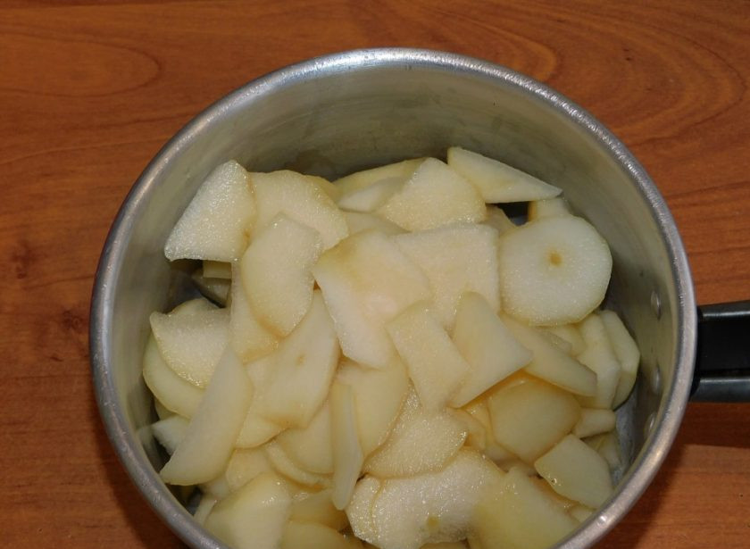 1. Этап. Грушевая сгущенка: Груши промойте, очистите и мелко нарежьте.