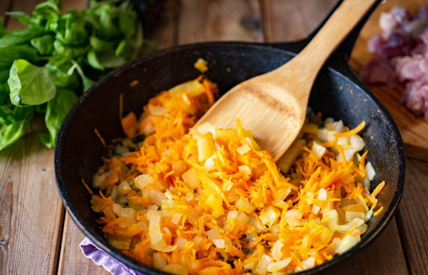 1. Этап. Зеленая чечевица с курицей: В сковороде разогрейте растительное масло и выложите все измельченные овощи, обжарьте их на небольшом огне, регулярно помешивая лопаткой, до мягкости — это примерно 8-10 минут.