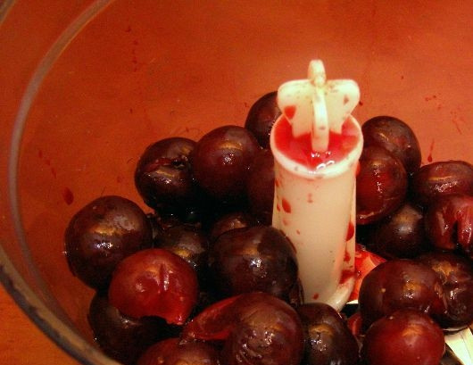 1. Этап. Творожно-ягодный торт: 4. В данном рецепте вишня используется без косточки. Отправляем часть ягод в блендер и измельчаем.