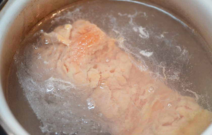 1. Этап. Лосось со свеклой и беконом: 4. Отварите рыбу в воде с добавлением лимона около 10 минут.