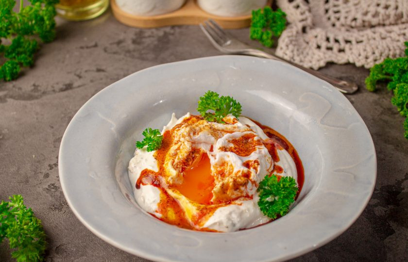 1. Этап. Турецкая яичница Чылбыр с йогуртом: Полейте маслом с паприкой и подавайте с тостами и хрустящим багетом. Приятного аппетита!