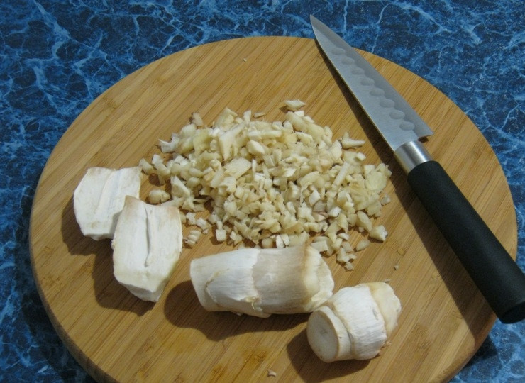 1. Этап. Грибы, фаршированные фаршем: Ножки мы так же будем использовать, поэтому сейчас мелко нарезаем их.