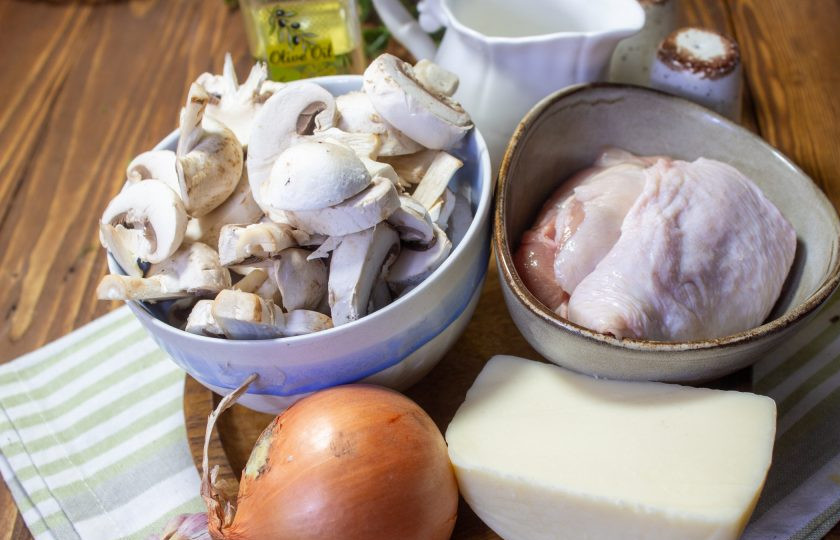 1. Этап. Жульен с курицей и грибами в формочках для кекса: Подготовьте необходимые продукты для приготовления жульена.