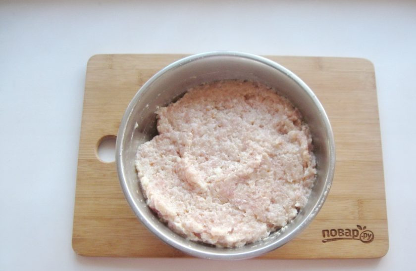 1. Этап. Запеканка с тефтелями: Фарш посолите, поперчите и тщательно перемешайте.